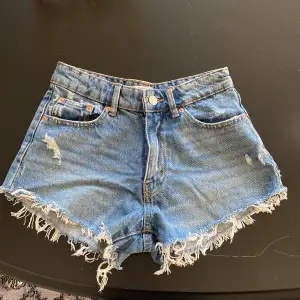 Ett par jättefina jeansshorts från Gina tricot, knappt använda eftersom dem är för små för mig och köpte dem för ett år sedan.