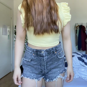 ZARA jeans shorts - KÖP NU KNAPP! Zara jeans short som satt för stora på mig. Har testat krympt dem i tvätten och har funkat, men gillar inte passformen på mig. Storlek M, men skulle säga att den nu passar en större S och en mindre M. Den är i go skick, inga skador. 