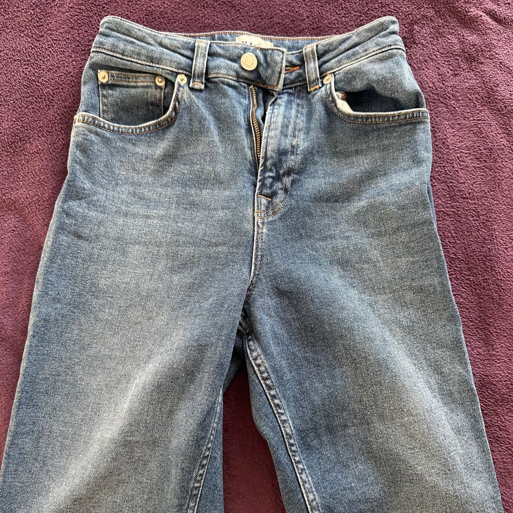 Ett fint par straight jeans som jag tycker väldigt mycket om. De är storlek 34 men skulle snarare beskriva det som storlek 32. Inga defekter och väldigt fina, de är petite. Säljer då de ej passar mig längre 💘. Jeans & Byxor.