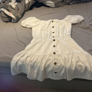 En vit klänning  - Den är storlek l eller m jätte bra kvalitet den va stor de är därför jag säljer den 