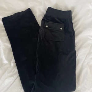 Juicy couture  - Svarta juicy byxor i storlek M till salu. Knappt använda då jag inte tyckte de riktigt passade min kroppstyp. Skriv privat ifall du har några frågor💕( Ops står inte för postens fel ) 