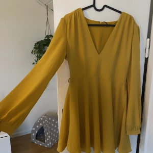 Sommargul sommarklänning - Jättefin gul klänning från Nelly. Den är i storlek 38 och är superskönt. Den har en jättefin urringning och längden är vid knäna. 