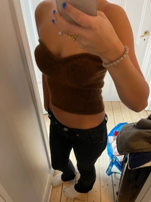 Zara topp - Säljer denna jättesnygga bruna toppen från zara. Passar jättebra till både nedklädda men också uppklädda outfits💓 säljer pga att jag har två st så denna är helt ny, oanvänd. Köparen står för frakten