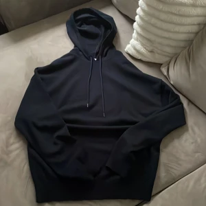 Selected homme tröja - Säljer min blå hoodie den är i ganska tunn material och är strechig. Är använd en gång så i perfekt sick. Storlek M. Ny pris 1000kr