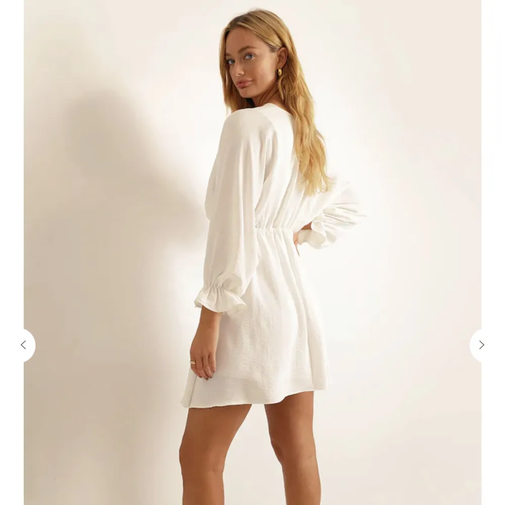 Superfin vit klänning som är köpt här på plick, jag har endast provat den och den har lapparna kvar. Skriv för egna bilder💕Nypris 599kr. Klänningar.