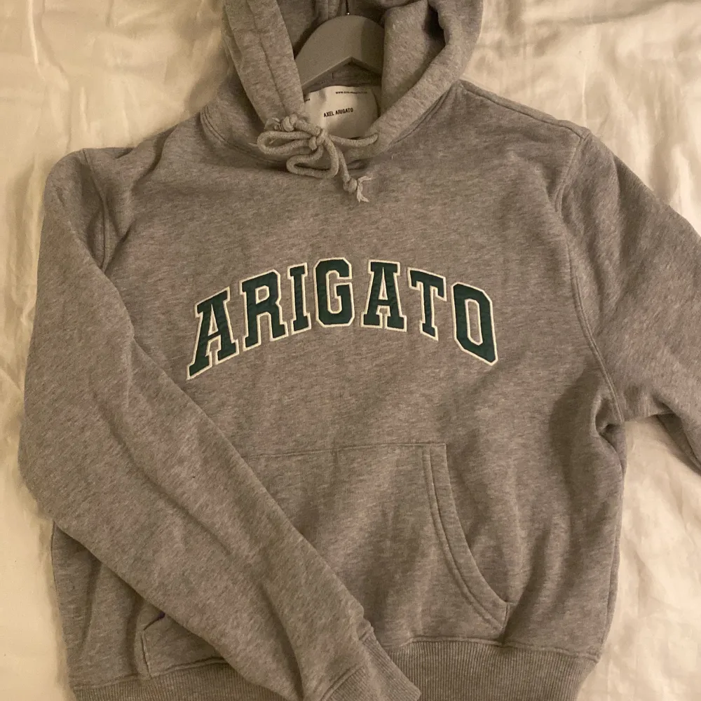Säljer min Axel arigato hoodie då den inte kommer till användning och inte är min stil längre. Nypris 1800. Inga defekter. Knappt använd, som ny. . Hoodies.