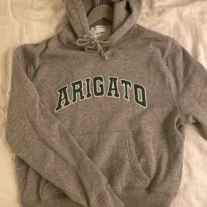 Säljer min Axel arigato hoodie då den inte kommer till användning och inte är min stil längre. Nypris 1800. Inga defekter. Knappt använd, som ny. 
