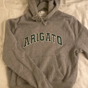 Axel Arigato hoodie  - Säljer min Axel arigato hoodie då den inte kommer till användning och inte är min stil längre. Nypris 1800. Inga defekter. Knappt använd, som ny. 