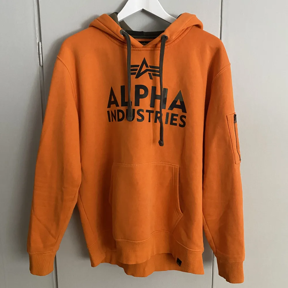 En hoodie från märket Alpha Industries i storlek L. Ny pris ligger på 900kr! Det finns inga defekter vad jag kan se bara det att detaljen på dragkedjan är borttagen. Skriv privat om du undrar något!😊🤍. Hoodies.