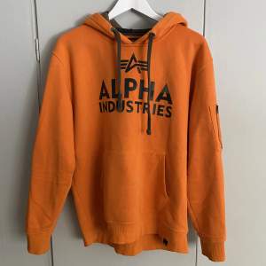 En hoodie från märket Alpha Industries i storlek L. Ny pris ligger på 900kr! Det finns inga defekter vad jag kan se bara det att detaljen på dragkedjan är borttagen. Skriv privat om du undrar något!😊🤍