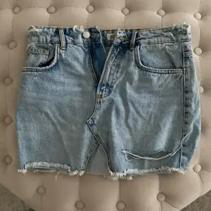 Denim jeanskjol storlek xs, från Zara. Använda få gånger, för liten så kan ej visa på