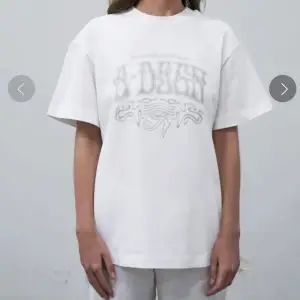 Jag säljer en vit t shirt från adsgn i storlek XS, den är oversized och tycker tyvärr den är för stor för mig så vill köpa en mindre storlek. Har använt den 2 gånger så den är i nyskick!