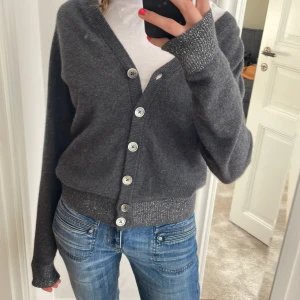 Zadig Kashmir kofta - Säljer denna underbara kofta med så snygga glitter detaljer på armbågarna samt glitter vid armarna och längst ned på koftan!!! Så mjuk i 100% Kashmir och så bra skick💗💗🫶🏻