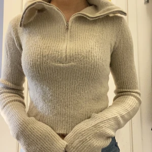 Stickad tröja med dragkedja - Så härlig stickad tröja med dragkedja, något kortare modell!!