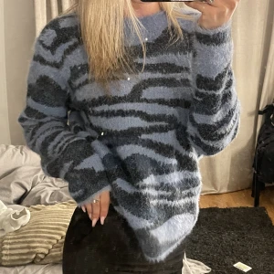 stickad tröja  - jätteskön stickad tröja, vet inte vart den är köpt (se bild 2) storlek xs💗