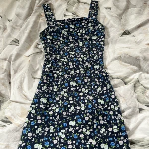 Klänning - Jätte söt sommarklänning i st xs, bara använd 1 gång och är helt nyskick 