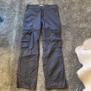 Trendiga Cargobyxor 💕 - Hej! Nu säljer jag lågmidjade cargobyxor ifrån Gina Tricot. Byxorna är i storlek 36/S. Cargobyxorna är använda några få gånger men ändå i fint skick. Trendiga men ser vintage ut. Jag tror att nypriset var 500kr, det är fint skick så jag säljer för200