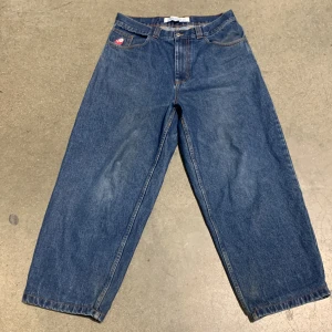 Blå big boys  - Det är blåa big boys, hyfsat nya, de har blivit om sydda på botten som nya. Inga hål eller något sånt