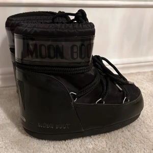 Moonbots  - De är helt nya.  Storlek i skorna är 36-38. Jag själv skulle säga att de passar en 37 och en 38. 