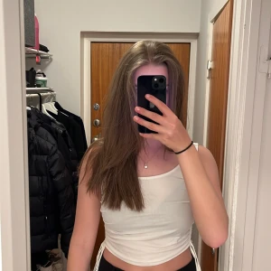 Linne med snörning - Vitt linne med snörning i sidorna vilket formar en fin siluett😇🤍 Knappt använd🙏