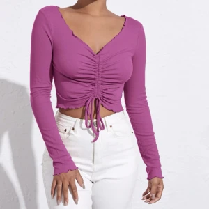 Långärmad croptop - Söt långärmad tröja man knyter där framme, går att välja om man vill ha den mer eller mindre croppad. Den kommer tyvärr ej till användning så nyskick! Storlek M men skulle säga att denna passar S-L med tanke på att den är mycket stretchig 💞