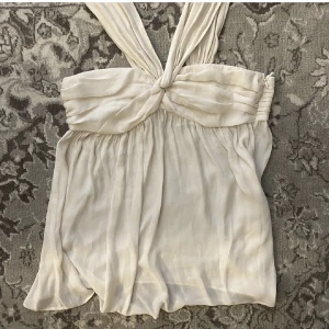 Vit topp Zara - Vit topp från Zara, köpt här på plick men tyvärr passar inte mig. Hör av er vid frågor/egna bilder💕Pris går att diskutera