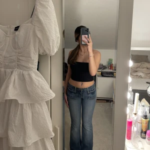 Lågmidjade jeans - Lågmidjade jeans ifrån Blue Cult. Storlek 26, men skulle säga att dom sitter som xs. Midja 36cm(rakt över) Innerben 72cm, köpta secondhand, jag är 161cm lång 💕