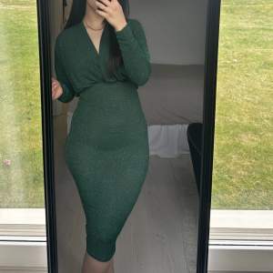 Jätte fin grön klänning som använts en gång i storlek S. Klänningen är lite stretchig i materialet och formar kroppen fint🫶🏻