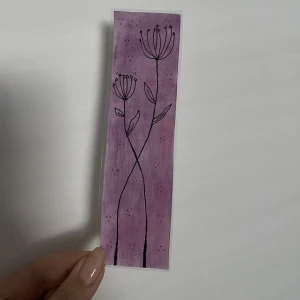 Bokmärke - Egendesignad bokmärke🤍vår egen kollektion som är perfekt för böcker om man inte vill vika sidorna!! Vid frågor så är det bara att skriva💕💕 