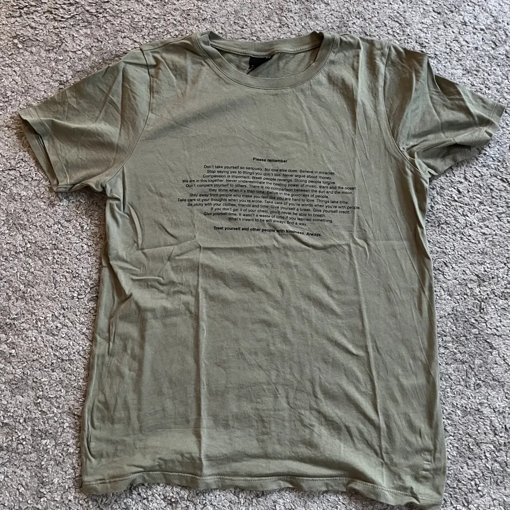 Militärgrön T-shirt med tryck från Ginatricot i strl S. Använd fåtal gånger, i nyskick. . T-shirts.