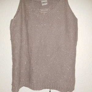 Linne - Säljer mitt linne då jag aldrig använder det tyvärr pga av storleken. Snyggt till skjorta eller som det är. Brunt med silver tråd.  Kan användas året runt  Nyskick kommer från rök och djur fritt hem inga defekter  Nypris 399