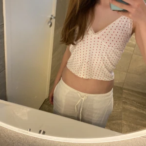 Brandy Melville❤️ - Sälje den här jätte fina Brandy melville tröjan. ❤️🤟🏻❤️(vet inte om jag stavade rätt) använder alldrig den så a säljer den.❤️