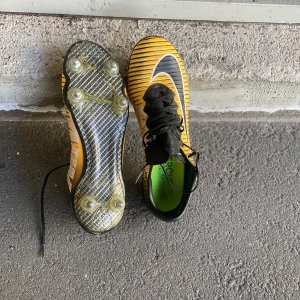 Nike fotbollskor - Säljer ett par Nike Mercurial skor som är använda 1-2 gånge och är i bra skick! Gör ej längre