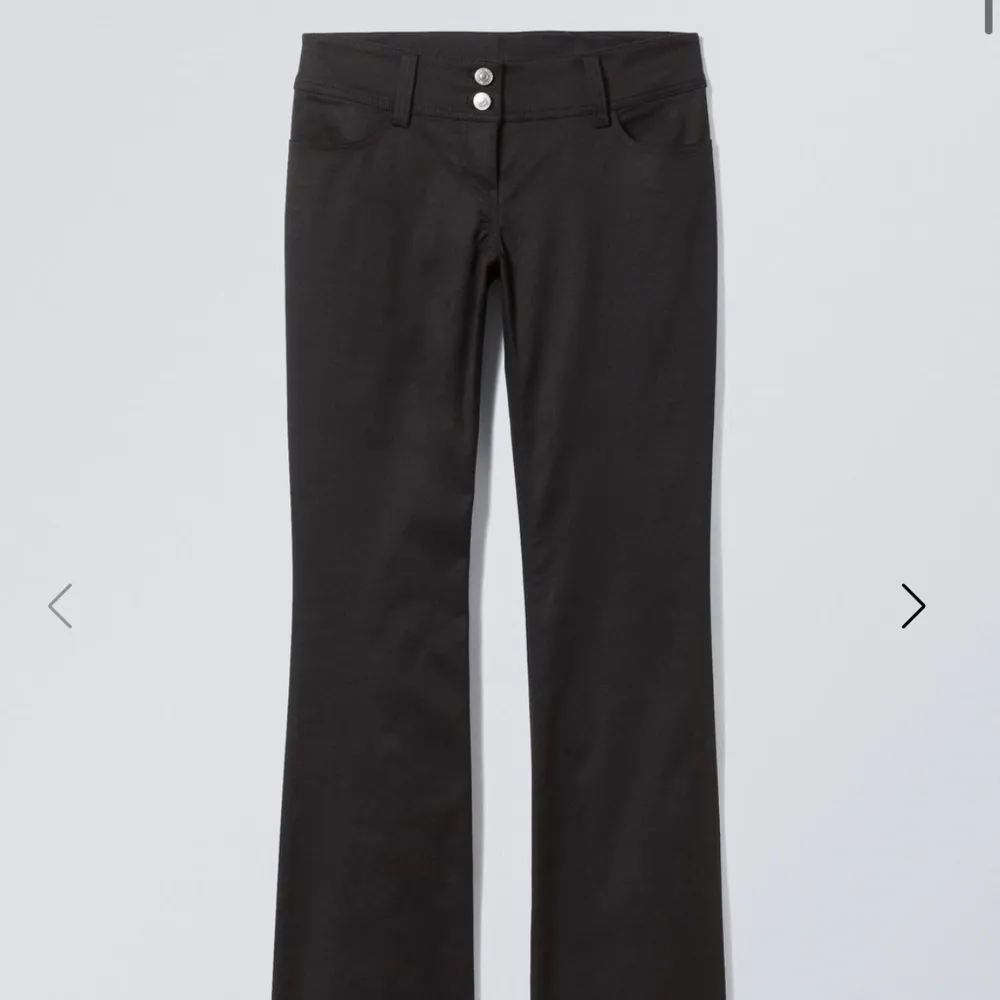 Säljer dessa ”sand flare trousers” från weekday som är lågmidjade då de inte kommer till användning. Nypris: 500kr. Storlek 36. Jeans & Byxor.