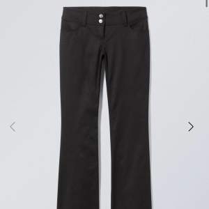 Säljer dessa ”sand flare trousers” från weekday som är lågmidjade då de inte kommer till användning. Nypris: 500kr. Storlek 36