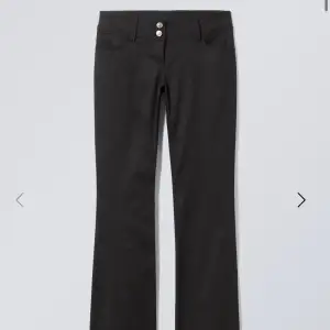 Säljer dessa ”sand flare trousers” från weekday som är lågmidjade då de inte kommer till användning. Nypris: 500kr. Storlek 36