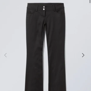 Lågmidjade byxor - Säljer dessa ”sand flare trousers” från weekday som är lågmidjade då de inte kommer till användning. Nypris: 500kr. Storlek 36