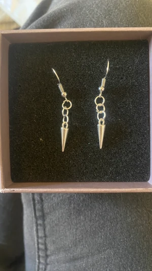 Egengjorda örhängen med nitar  - Dessa superfina egengjorda örhängen med en silver nit säljer jag nu för 69kr❤️❤️