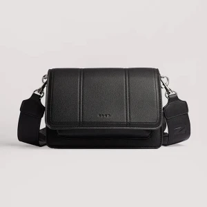 Crossover-väska NA-KD axelremsväska  - Säljer min svarta axelremsväska inköpt på NAKD. Den är i mycket fint skick och en bred helsvart axelrem medföljer. 