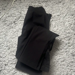 Kostymbyxor - Säljer mina helt nya oanvända kostymbyxor med slits. Sköna i materialet och strechiga.