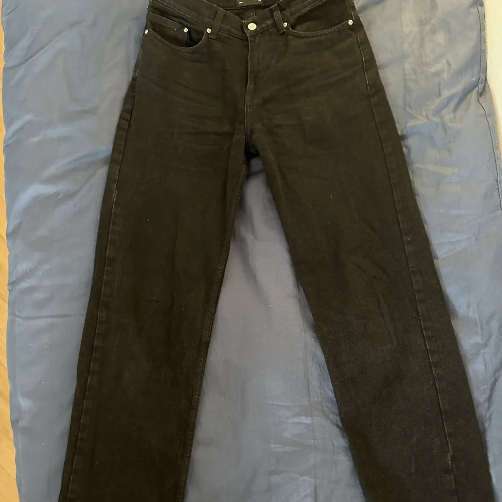 Axel Arigato jeans. Använda men i väldigt bra skick! Tror att nypris låg runt 2000kr, de säljs inte längre😁. Jeans & Byxor.