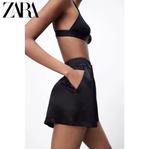 Satin shorts zara - Säljer mina jättefina satin shorts från zara. Knappt använda! Har storlek L men de är små i storleken och har vanligtvis S-M