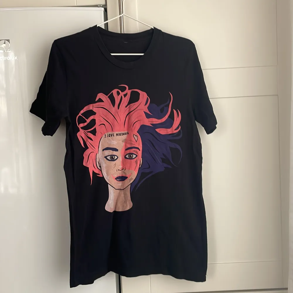 I Love Makonnen merch!  Köpt på Sellpy, jag har aldrig använt. Finns ingen lapp men skulle uppskatta som en M herr T-shirt. T-shirts.