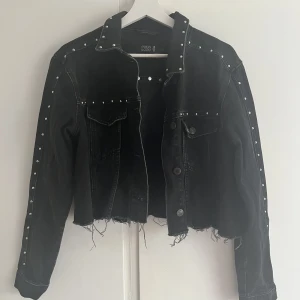 Jeansjacka  - Det står att det är strlk L men den är så pass liten att jag skulle säga att det är S 🤔