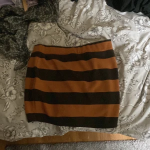 Halloween kjol - Gullig orange o svart randig kjol som är i bra skicka och kan användas för halloween eller stil😙🌸🪷🍄