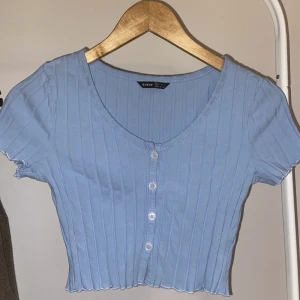 BABY BLUE TOPP - KÖP NU KNAPP! En fin blå topp från SHEIN. Aldrig använd endast testad, i go skick! Skön och stretchig!