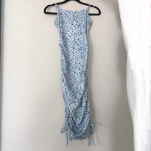 Fin blå blommig klänning, perfekt nu till sommaren🌸. Tveka inte att höra av dig om du undrar över något💓