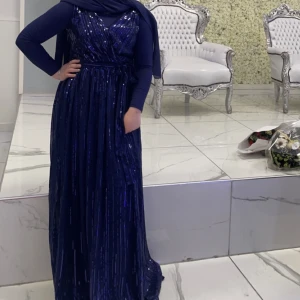 Ramlösa blå paljettklänning  - Armlös marinblå paljettklänning/bal o festklänning.