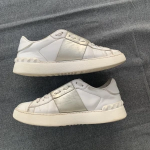 Valentino skor - Säljer mina Valentino skor jag köpte här på plick då jag har tröttnat på dom nu, kan tänka mig att byta mot ett par andra💕💕