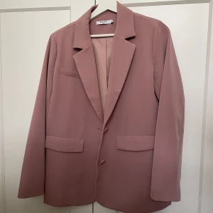 Mauve kavaj  - Finaste kavajen från NAKD, typ som ny! Perfekt över en klänning i sommar 💗